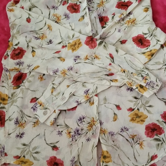 Lizsport Petite Medium Floral Button Down Top - Picture 5 of 9